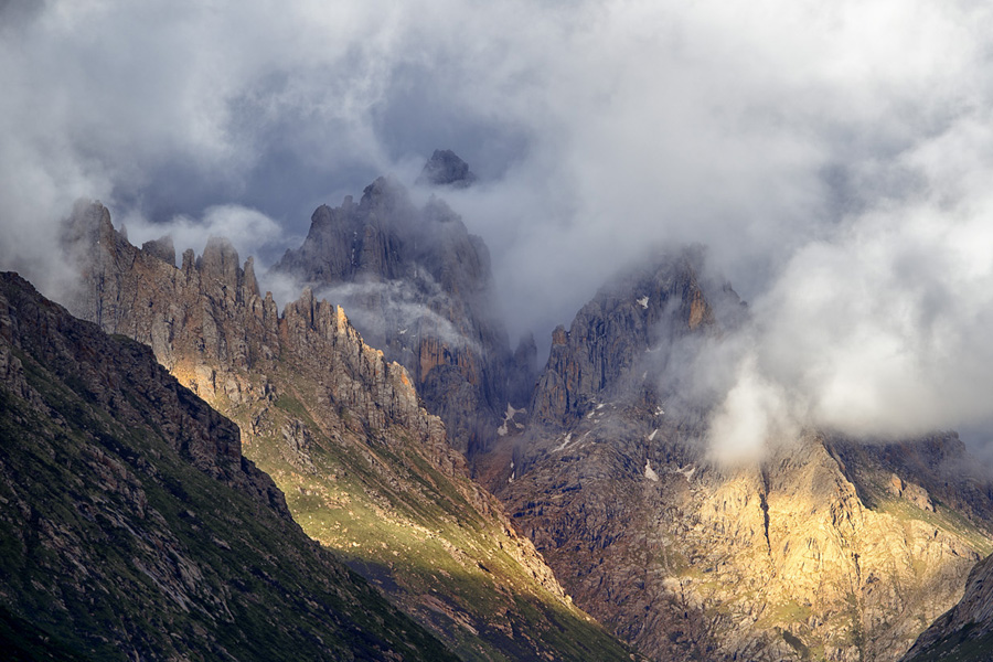 Nyenpo Yurtse Peaks