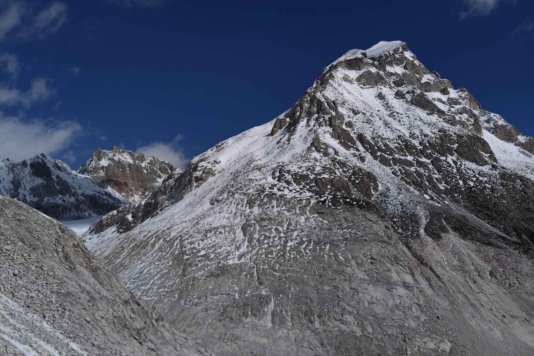5600 unnamed peak in central Genyen
