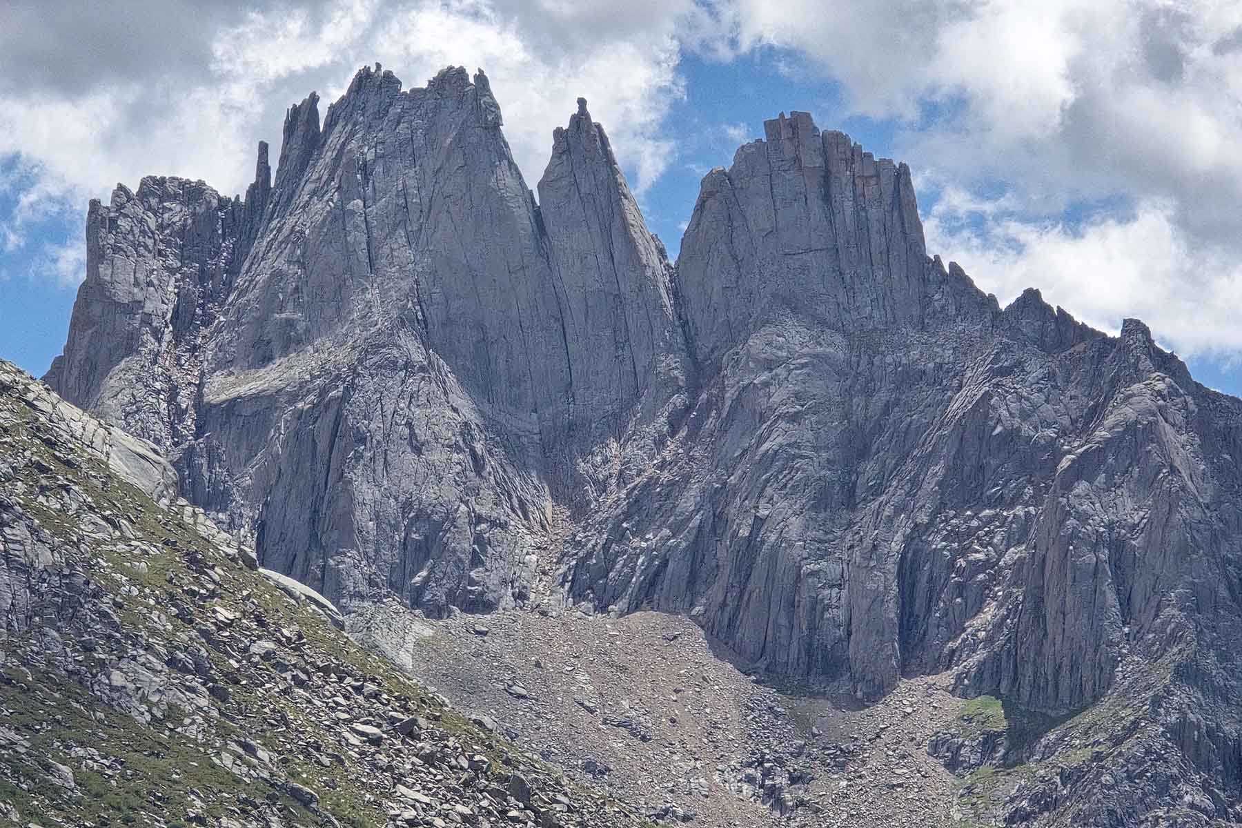 Golog Nyenpo Yurtse Peaks