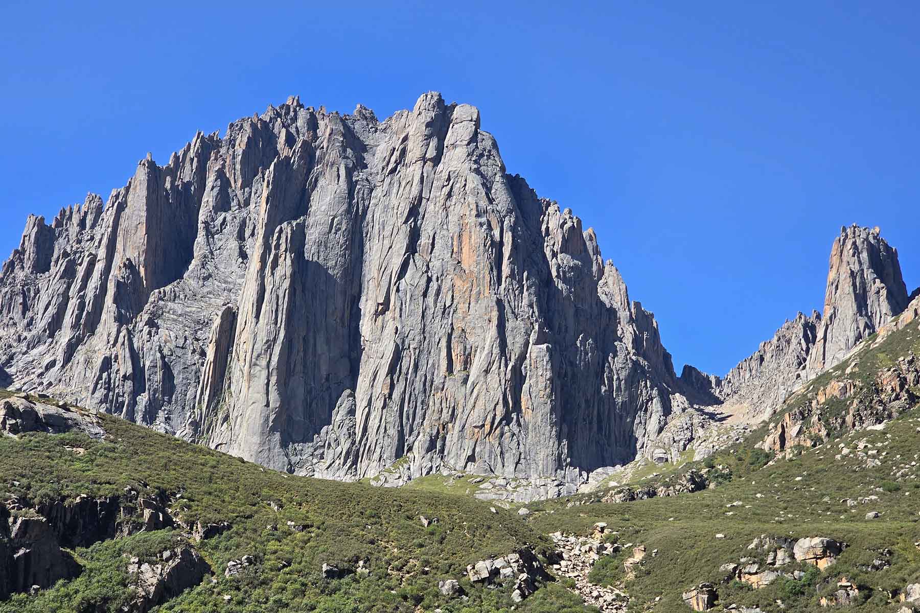 Golog Nyenpo Yurtse Peaks